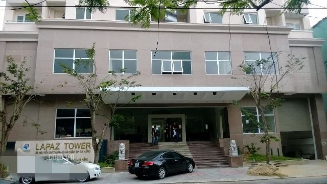 Chung cư số 38 Nguyễn Chí Thanh (Lapaz Tower) của Công ty Cổ phần Đầu tư Phát triển nhà Đà Nẵng có tổng mức đầu tư khoảng 106 tỷ đồng, gồm một nguyên đơn cao 16 tầng có chức năng căn hộ và văn phòng cho thuê. Ảnh: Batdongsan.