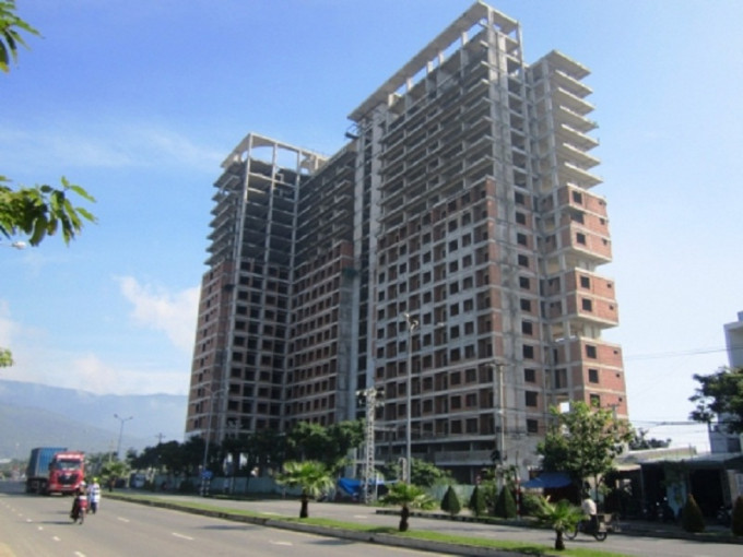 Ngoài ra, còn có Tổ hợp khách sạn và căn hộ P.A Tower (Hải Châu), Chung cư The Summit (Sơn Trà), Khu dân cư An Viên (Sơn Trà), Khu phức hợp Hòa Bình Xanh Đà Nẵng (Sơn Trà), Khu căn hộ Tháp Vườn (Sơn Trà), Khu căn hộ Azura (Sơn Trà), Bất động sản và bến du thuyền Đà Nẵng (cùng ở quận Sơn Trà) và khu đô thị công nghệ FPT Đà Nẵng (quận Ngũ Hành Sơn). Ảnh: Phapluatplus.