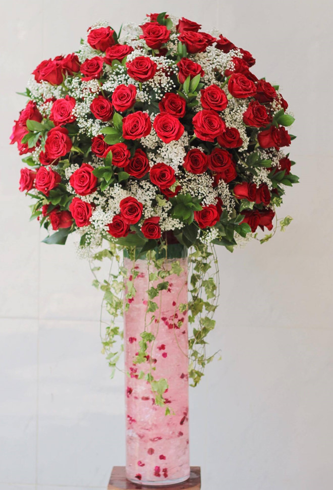 Những bó hoa hồng nhập khẩu dịp Valentine có giá từ vài triệu đến 20 triệu đồng. Ảnh: Zing.