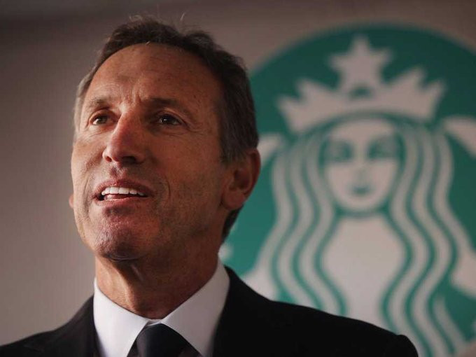 Năm 2006, CEO Starbucks cho biết thức dậy vào khoảng 5h – 5h30, pha cà phê và đọc 3 tờ Seattle Times, Wall Street Journal và New York Times. Thói quen này đã được ông duy trì hơn 20 năm qua. Ảnh: CNBC.