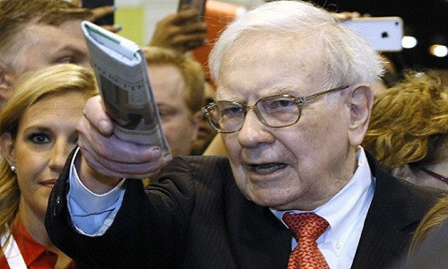 Chia sẻ trên CNBC, nhà đầu tư huyền thoại Warren Buffett đọc rất nhiều báo vào buổi sáng, gồm Wall Street Journal, New York Times, Omaha World-Herald và American Banker. Ảnh: CNBC.