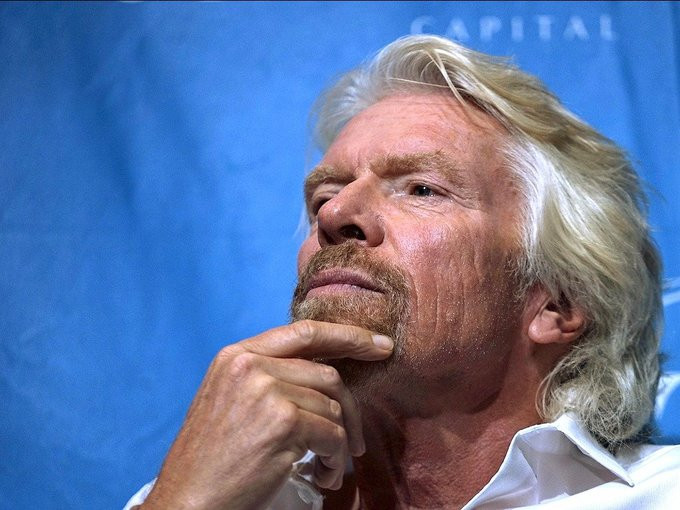 Ông chủ Virgin Group - tỷ phú Richard Branson thức dậy lúc 5h sáng và bắt đầu đọc tin. Ảnh: CNBC.