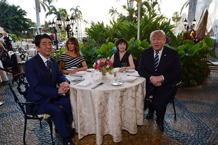 Tổng thống Donald Trump cũng tiếp đón các nhà lãnh đạo thế giới tại khu nghỉ dưỡng này. Trong đó có Chủ tịch Trung Quốc Tập Cận Bình và Thủ tướng Shinzo Abe của Nhật Bản.