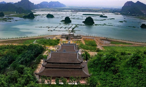 Mặc dù xung quanh công trường chùa Tam Chúc (tỉnh Hà Nam) còn ngổn ngang, trơn trượt nhưng những ngày đầu xuân nhiều người dân vẫn kéo nhau đến du xuân, thăm viếng. Ảnh: Lao động.