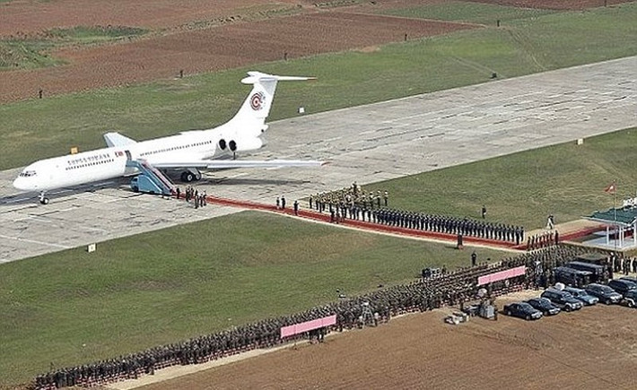 Vỏ ngoài chuyên cơ của nhà lãnh đạo Kim Jong-un màu trắng, được trang trí bằng tên chính thức của Triều Tiên ở hai bên thân cùng với hình quốc kỳ. Ảnh: KCNA.