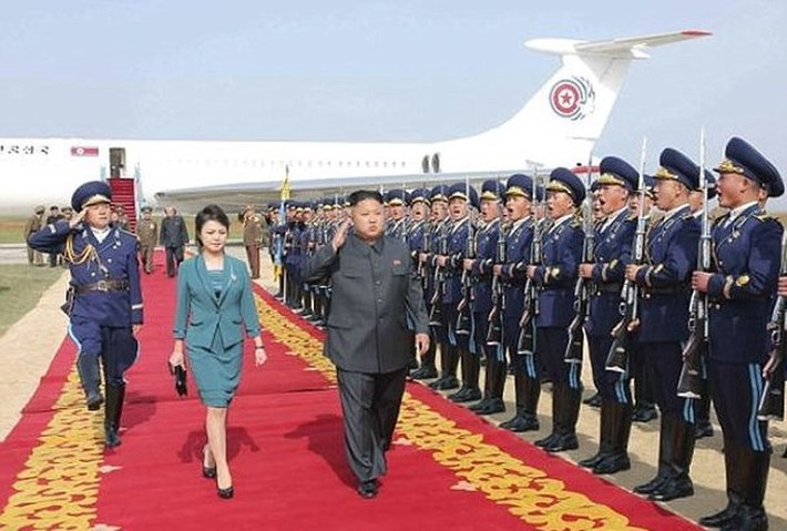 Đuôi máy bay Chammae-1 có hình ngôi sao màu đỏ trong vòng tròn màu đỏ và xanh. Ảnh: KCNA.