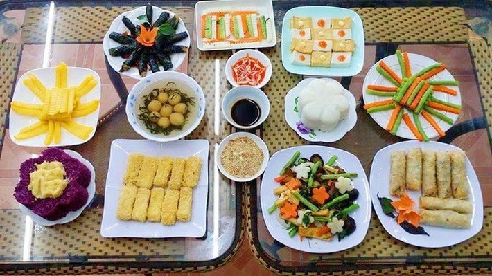 Theo quan niệm của người Việt, rằm tháng Giêng là ngày rằm quan trọng nhất năm. Vì vậy, không ít gia đình có điều kiện chi cả tiền triệu đồng cúng rằm tháng Giêng. Ảnh: Infonet.