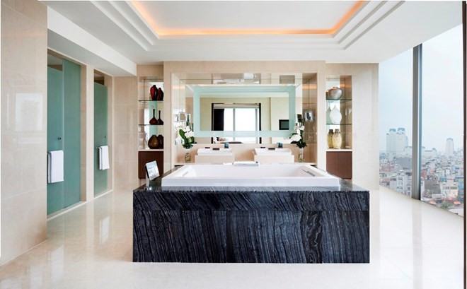 Bên cạnh nội thất bằng gỗ, phòng tắm còn có một bể sục, hai buồng tắm đứng và hai bồn rửa mặt. Ảnh: JW Marriott.