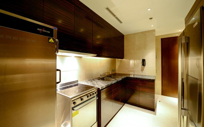 Đặc biệt, phòng bếp không chỉ đầy đủ tiện nghi mà còn có cửa đi đặc biệt cho nhân viên phục vụ để đảm bảo quyền riêng tư. Ảnh: Zing.