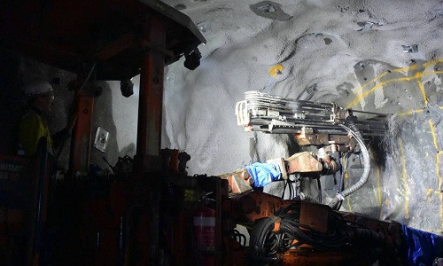 Họ dùng máy khoan vào các mỏm đá để tìm quặng.