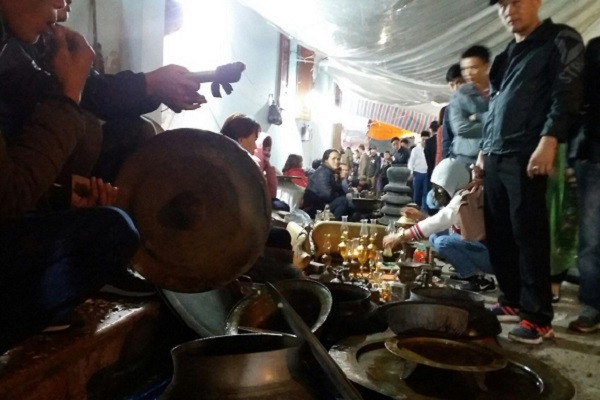 Phiên chợ đặc biệt bán nhiều mặt hàng từ công cụ truyền thống phục vụ công việc đồng áng (dao, liềm, cuốc, xẻng...) cho đến các loại cây trồng đặc trưng vùng miền (chanh, hồng, táo, hồng xiêm, vú sữa)...Ảnh: Enternews.