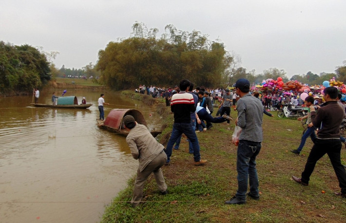 Đặc biệt, các loại hoa quả như cà chua, táo, ổi... là mặt hàng không thể thiếu. Đây chính là "vũ khí" cho các nam thanh, nữ tú dùng "choảng nhau" cầu may cho năm mới. Ảnh: Lao động.