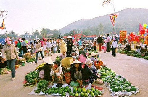 Chợ Gò là nơi mua bán để mọi người trao cho nhau chút lộc đầu xuân. Ảnh: Tiền phong.
