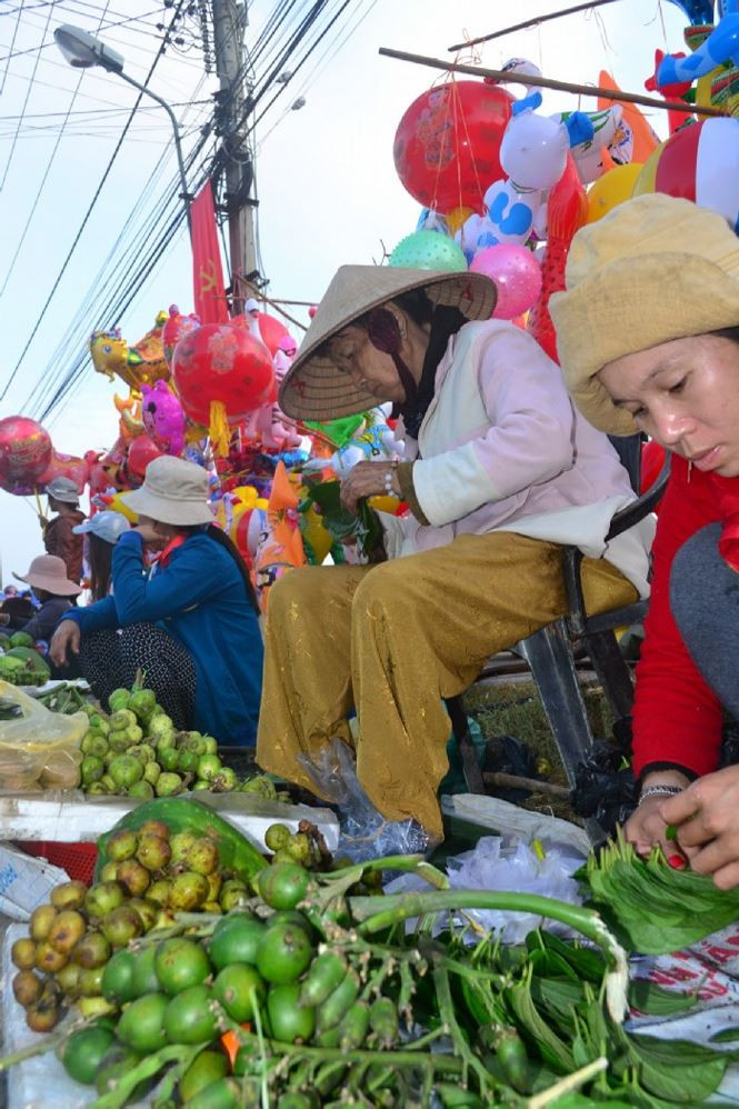 Chợ họp ở bãi đất trống dưới chân núi Trường Úc. Mặt hàng chủ yếu là "cây nhà lá vườn" mộc mạc của người dân địa phương với mức giá chỉ khoảng 5.000 - 10.000 đồng.. Ảnh: Tiền phong.