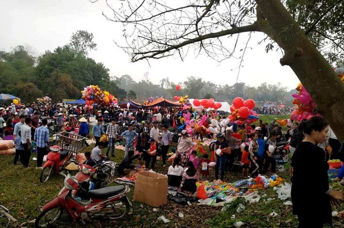 Tương tự, cứ đến ngày mùng 6 Tết hàng năm, cả nghìn người lại đổ về phiên chợ Chuộng tại xã Đông Hoàng, huyện Đông Sơn (Thanh Hóa) để "choảng nhau" cầu may mắn cả năm. Ảnh: Lao động.