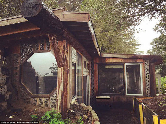 Ngôi nhà cấp 4 nằm cạnh dãy núi Santa Cruz, California (Mỹ), có diện tích sàn khoảng 52m2.