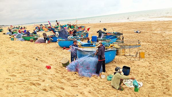 Ngày mùng 4 Tết Kỷ Hợi được chọn là ngày đi biển đầu tiên của ngư dân Thị trấn Phước Hải (huyện Đất Đỏ, Bà Rịa - Vũng Tàu). Ảnh: Tiền phong.