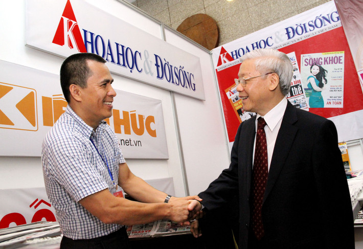 Tổng Bí thư Nguyễn Phú Trọng trao đổi với ông Nguyễn Minh Quang - Tổng biên tập báo Khoa học&Đời sống.