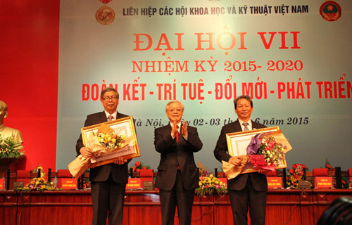Ngoài những nội dung cơ bản được Đại hội thông qua. Nhân dịp này, GS.TSKH Đặng Vũ Minh và TS Trần Việt Hùng đã vinh dự được nhận Huân chương Độc lập.