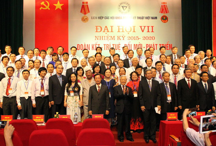 Các Đại biểu tham dự Đại hội chụp ảnh lưu niệm.