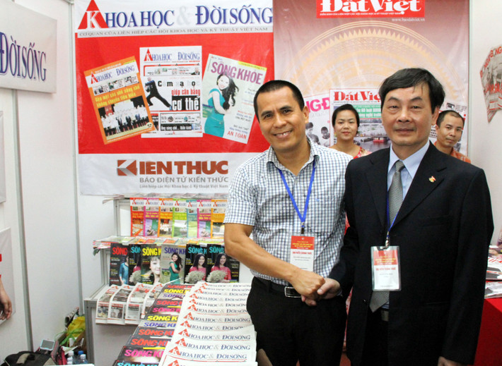 Tiến sĩ Phan Tùng Mậu - Phó Chủ tịch tại gian triển lãm của báo Khoa học&Đời sống.