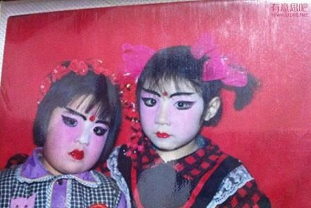 Vẽ mắt, đánh má hồng, kẻ mày đậm.
