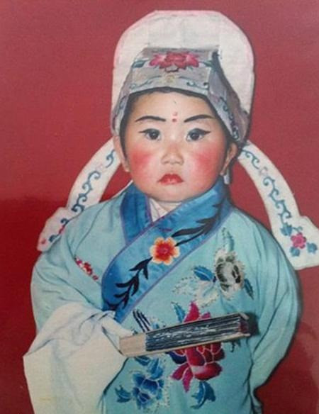 Phong cách chụp ảnh ngày xưa cũng khiến bất kỳ cười xem nào cũng không nhịn được cười.