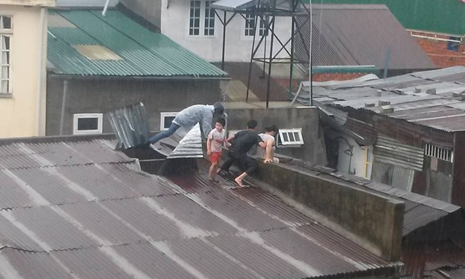 Sau đó, nước cuốn sập một phần của căn nhà, chị Hằng cùng đứa con còn lại la hét lớn hơn. Mặc dù nguy hiểm đến tính mạng nhưng thanh niên vẫn cố đưa vợ chồng nạn nhân cùng con nhỏ khoảng 4 tuổi ra ngoài.