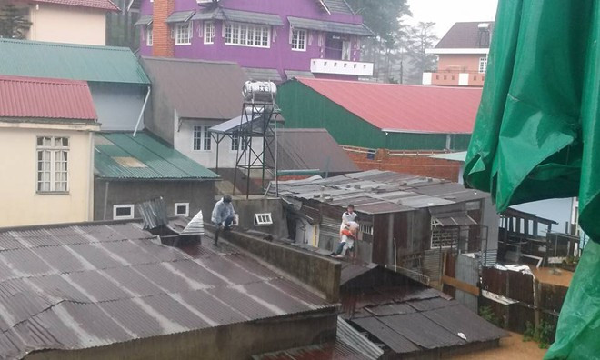 Lúc này, xuất hiện một thanh niên mặc áo mưa trắng tìm đường lên mái tôn, mặc cho mọi người ngăn cản. Người này lấy cây sắt dỡ mái tôn, đưa em bé khoảng 1 tuổi sang nhà khác.