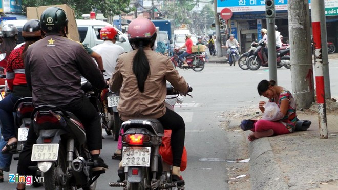 UNBD TP HCM quyết định đưa người ăn xin, người lang thang vào các trung tâm hỗ trợ xã hội vào ngày 28/12. Thành phố cũng kêu gọi người dân không cho tiền người ăn xin. Dù sắp đến ngày thi hành, người ăn xin ở Sài Gòn vẫn tràn lan khắp từ nội ô đến ngoại thành. Đa số họ chăn dắt người già, người tàn tật, trẻ em.... để "câu" lòng thương người đi đường.