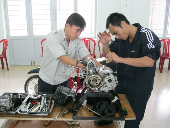 Chính quyền TP.Đà Nẵng có chính sách hỗ trợ 10 triệu đồng/người cho các trường hợp cai nghiện thành công từ 5 năm trở lên. Chính sách này cũng là động lực góp phần thực hiện thành công chủ trương Không có người nghiện ma túy trong cộng đồng của Thành phố 5 không. Trong ảnh: Các học viên thực hành sửa xe máy.