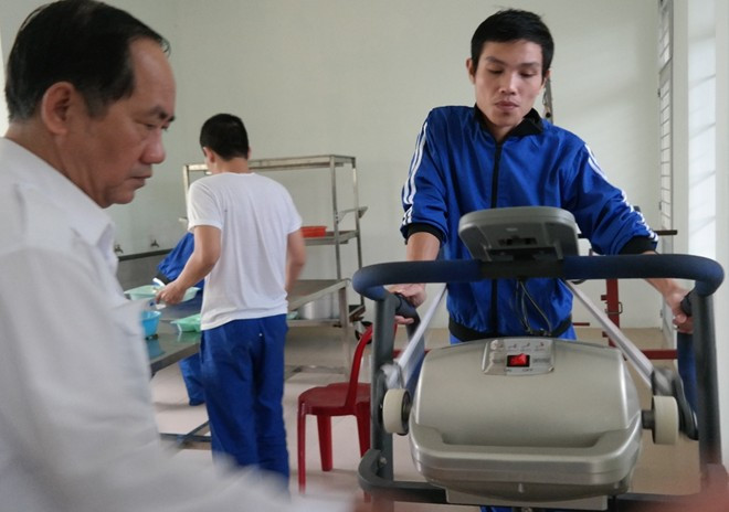 Ông Phạm Tạo, Phó Giám đốc Trung tâm 05-06, cho biết học viên cai nghiện ở đây sướng hơn so với các địa phương khác. Hàng tuần họ được gia đình, người thân thăm nuôi 1 lần, hát karaoke và xem phim màn ảnh rộng 1 lần. Hoạt động thể dục, thể thao theo giờ quy định với các môn bóng đá, bóng bàn, bóng chuyền, bơi lội. Một tháng được tham gia sinh hoạt văn nghệ tập thể 1 lần. Ở mỗi ban, trại đều lắp 2 - 3 máy điện thoại để học viên có thể liên hệ với gia đình, người thân bất kể lúc nào.
