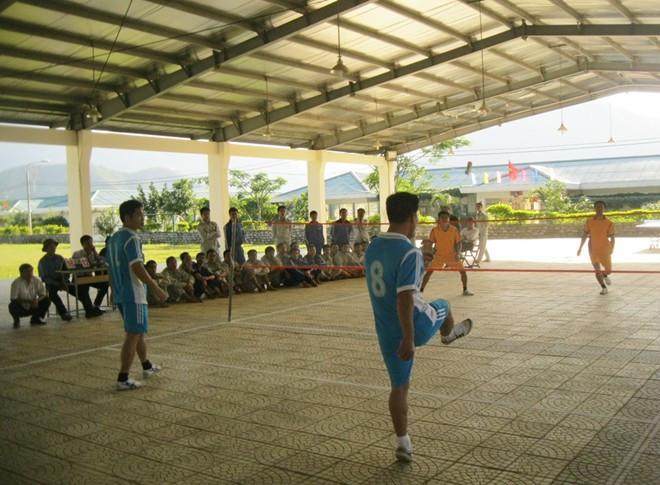 Học viên thi đá cầu.