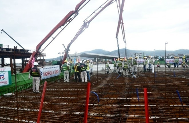 Theo thiết kế, cầu gồm 3 tầng, trong đó 1 tầng mặt đất và 2 tầng cầu vượt, mỗi tầng có 4 làn xe. Tầng mặt đất dành cho các nhánh rẽ đường bộ không giao với đường sắt; tầng 1 là vòng xuyến trên cao rộng 15 m, các nhánh rẽ rộng 16 m; cầu vượt tầng 2 rộng 17 m và ưu tiên cho 2 hướng phương tiện lưu thông từ Huế vào trung tâm Đà Nẵng và ngược lại.