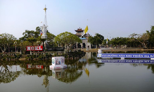 Cách Hà Nội khoảng 120 km về phía nam, nằm giữa trung tâm thị trấn Phát Diệm, nhà thờ chính tòa Phát Diệm (thường gọi là Nhà thờ đá Phát Diệm) là một quần thể nhà thờ công giáo rộng khoảng 22 ha, gồm 1 nhà thờ lớn và 5 nhà thờ nhỏ, một Phương Đình, ao hồ và ba hang đá nhân tạo.