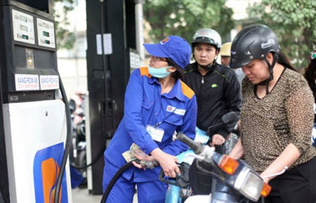 Giá xăng dầu có 12 lần giảm liên tiếp trong năm. Trong năm 2014, giá xăng dầu trải qua 12 lần giảm liên tiếp, từ kỷ lục 25.640 đồng/lít vào cuối tháng 7, xuống còn 17.880 đồng vào ngày 22/12. Mặt bằng giá xăng hiện nhất trong gần 4 năm qua, giúp chỉ số giá tiêu dùng giảm đáng kể, nhờ đó, các doanh nghiệp ngoài ngành dầu khí có cơ hội hạ giá thành và mở rộng sản xuất kinh doanh.