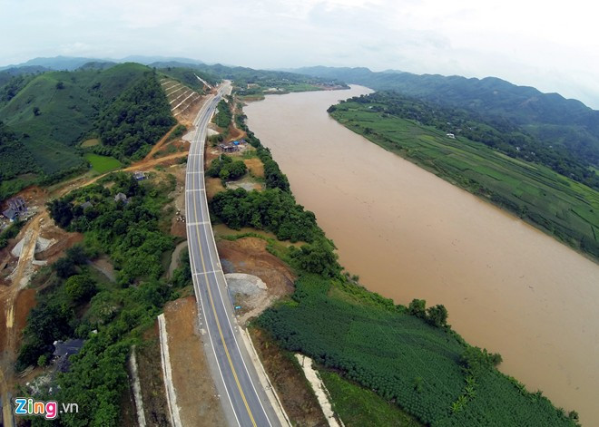 Cao tốc Hà Nội - Lào Cai: Sau nhiều năm hành khách từ Hà Nội phải mất gần 10 tiếng ngồi tàu hỏa hoặc ôtô qua những đoạn đường cheo leo mới đến được Sapa thì từ 22/9/2014 các phương tiện đi trên cao tốc dài 245km này chỉ mất 3,5-4 tiếng từ Hà Nội lên Lào Cai. Đây là một trong những dự án đường cao tốc có quy mô lớn nhất Việt Nam nối hai đầu Hà Nội và Lào Cai, lần lượt đi qua các tỉnh Vĩnh Phúc, Phú Thọ, Yên Bái. Dự án được đầu tư 1,5 tỷ USD, xây dựng theo tiêu chuẩn cao tốc loại A.
