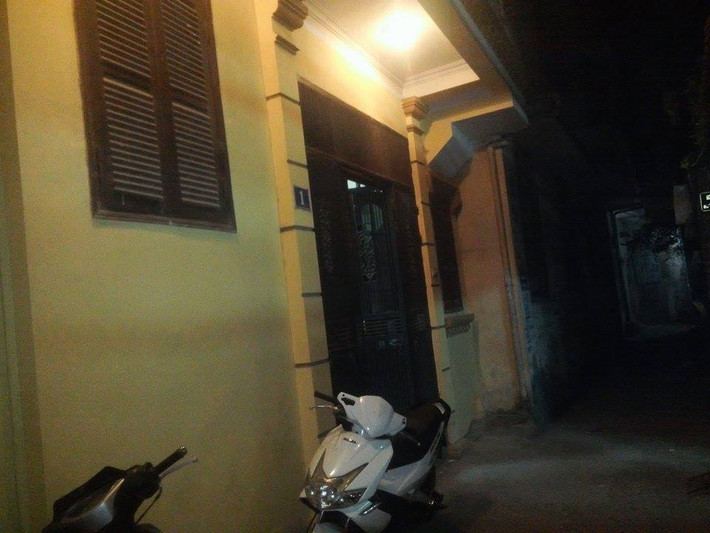 Trước đó, vào khoảng 19h ngày 19/12, người thân phát hiện chị Trang tử vong với nhiều vết thương ở vùng đầu, chồng của chị Trang là Cao Xuân Quát (24 tuổi) không có mặt ở hiện trường. Một số người dân cho biết, vào khoảng 15h cùng ngày, họ có nghe thấy cãi nhau giữa 2 vợ chồng chị Trang. Bước đầu, cơ quan điều tra xác định, Cao Xuân Quát là nghi phạm sát hại chị Trang. Quát và chị Trang mới cưới nhau được hơn 1 tháng, nhưng giữa 2 vợ chồng thường xuyên xảy ra mâu thuẫn.