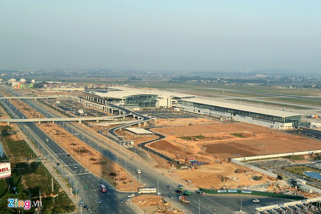 Nhà ga T2 sân bay Nội Bài: Là công trình nhà ga hành khách quốc tế hiện đại nhất Việt Nam khởi công xây dựng từ tháng 2/2012 với tổng số vốn gần 900 triệu USD, tương đương gần 18.000 tỷ đồng trong đó vốn ODA Nhật Bản khoảng 691 triệu USD, tương đương hơn 13.000 tỷ đồng. Cùng với các dự án cầu Nhật Tân, đường Võ Nguyên Giáp, nhà ga hàng không tiêu chuẩn quốc tế này sẽ khánh thành vào ngày 4/1/2015. Hiện tại, ga T2 đã mở cửa đưa vào khai thác 2 chuyến bay đi và đến đầu tiên từ ngày 25/12. Dự án có công suất 10-15 triệu hành khách mỗi năm gồm nhà ga hành khách 4 tầng với diện tích mặt bằng gần 140.000 m2, được thiết kế theo mô hình dạng cánh với ý tưởng hài hòa với thiên nhiên, tận dụng tối đa ánh sáng tự nhiên, tiết kiệm năng lượng.