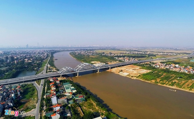 Cầu Đông Trù: Sáng 9/10, cầu Đông Trù nối quận Long Biên và huyện Đông Anh chính thức thông xe. Cầu nằm trên tuyến đường 5 kéo dài góp phần hoàn thiện đường vành đai 2 phía bắc Hà Nội, thúc đẩy phát triển các khu công nghiệp, khu đô thị như Bắc Thăng Long - Vân Trì, Đông Anh - Cổ Loa, Gia Lâm - Sài Đồng. Cầu dài 1.139 m, rộng 55 m, ba nhịp chính cân xứng, pđươc áp dụng công nghệ mới, cầu vòm ống thép nhồi bê tông, lần đầu tiên ứng dụng ở Việt Nam.