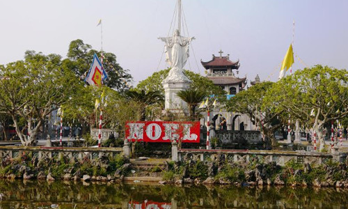 Công trình được các giáo dân Công giáo nơi đây góp công sức xây dựng chủ yếu bằng đá và gỗ kéo dài trong khoảng hơn 30 năm.