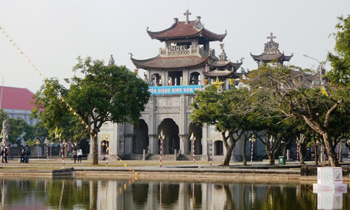 Hàng năm, cứ vào chiều tối 24/12, có khoảng trên 4.000 giáo dân và khách thập phương hành hương về đây đón Giáng sinh.