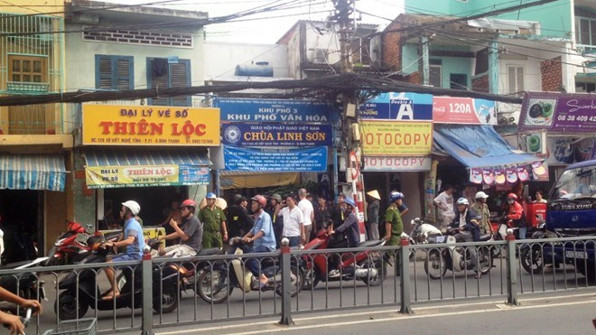 10. 200 cảnh sát khám nhà kẻ nghi trùm ma túy Sài Gòn. Chiều 17/12, gần 100 cảnh sát cơ động đi trên 10 xe chuyên dụng, dẫn theo 4 chó nghiệp vụ phối hợp với 100 công an sở tại bất ngờ ập vào hẻm 72 đường Xô Viết Nghệ Tĩnh, phường 21, quận Bình Thạnh (TP HCM) để khám xét 2 căn nhà của một người đàn ông tên H. - nghi là trùm buôn bán ma túy lớn tại Sài Gòn.