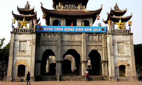 Ông Nguyễn Xuân Lộc (61 tuổi), đại diện Ban chấp hành của một giáo họ cho biết: “Mấy hôm nay, 11 giáo họ, 8 hội đoàn thuộc giáo xứ Ninh Bình chúng tôi rất vui và phấn khởi tham gia trang trí các hang đá của mình trong khuôn viên Nhà thờ đá Phát Diệm".