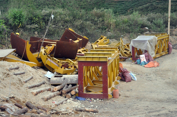Một vài thiết bị máy móc của công trình trước cửa hầm.