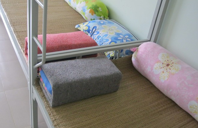 Phòng ngủ dành cho người cai nghiện được đầu tư hiện đại như ký túc xá sang trọng. Bài học đầu tiên của các học viên khi vào Trung tâm này là cách ăn ở gọn gàng, ngăn nắp. Khi ngủ dậy, tất cả phải có mặt đúng giờ để tập đội hình, đội ngũ.