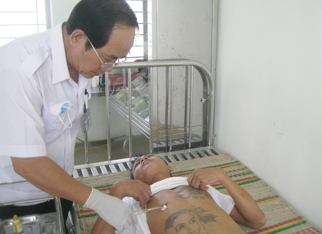 Khi lên cơn hoặc ốm đau, các bác sĩ có mặt kịp thời để khám và điều trị. Ông Thiều Đình Huệ, Phó Giám đốc Trung tâm, cho biết: “Khi người nghiện vào đây, bên cạnh việc cắt cơn giải độc, chúng tôi thường xuyên chuyện trò, tìm hiểu hoàn cảnh của từng người để có hướng điều trị phù hợp".