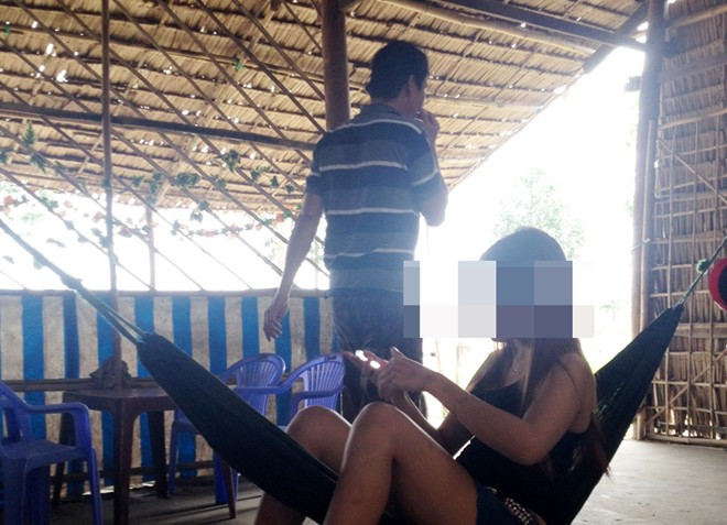 Tại phường 7, TP Sóc Trăng, các quán cà phê trá hình tập trung từ khu vực đối diện cổng của một khu dân cư chạy dài đến gần nơi đang xây dựng trụ sở VKSND tỉnh Sóc Trăng. Nhiều quán cafe võng nơi đây có hình thức kích dục tại ghế salon, thậm chí tại võng với giá 100.000 đồng. Ảnh: Zing