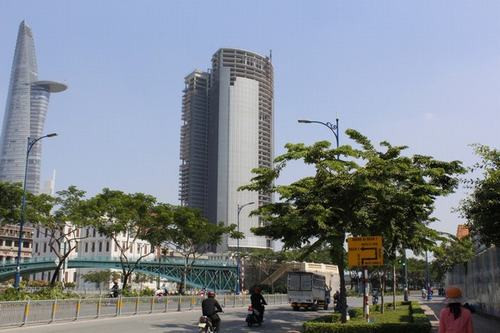 Dự án Saigon One Tower. Dự án nằm tại ngã 3 Hàm Nghi và Tôn Đức Thắng, phường Nguyễn Thái Bình, quận 1, có chủ đầu tư là Công ty cổ phần địa ốc Sài Gòn M&C. Dự án đã xây xong phần thô từ cách đây vài năm, sau đó ngừng thi công và để không đến nay.