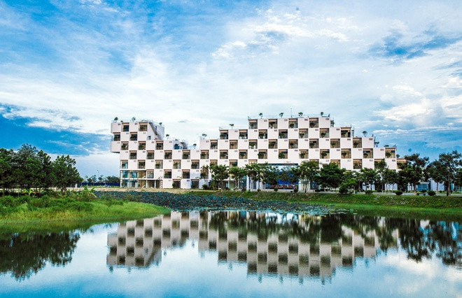Trường Đại học FPT (Khu công nghệ cao Hòa Lạc - Hà Nội) là một ngôi trường Việt có công trình kiến trúc hiện đại kết hợp hài hòa với thiên nhiên. Tòa nhà Alpha 7 tầng tại đây có kiến trúc vô cùng độc đáo. Đây là công trình thiết kế giành giải Nhất kiến trúc xanh Việt Nam và được vinh danh tại Festival kiến trúc thế giới. Ảnh: Website ĐH FPT.